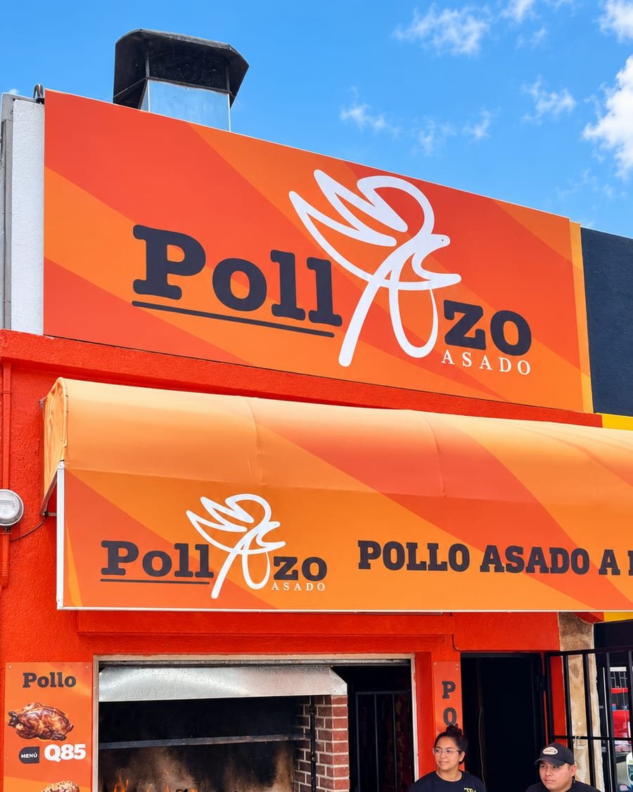 Pollo asado a la leña jugoso recién salido del asador Pollazo