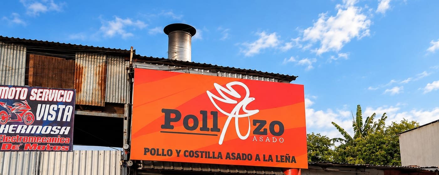 Fachada con chimenea industrial de extracción y leña estandarizada
